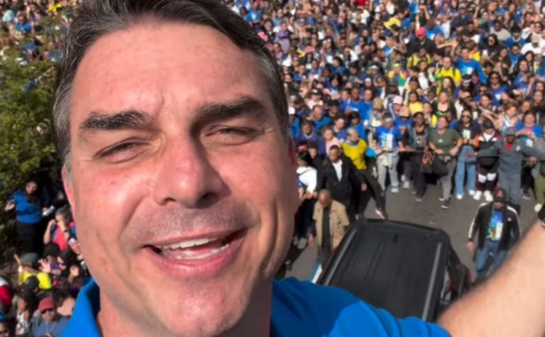 Flávio Bolsonaro diz que “mal vai ser expulso do governo” durante Marcha para Jesus