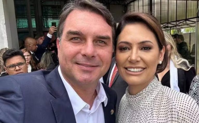 Flávio Bolsonaro nega humilhação e diz não ser correspondido por Michelle