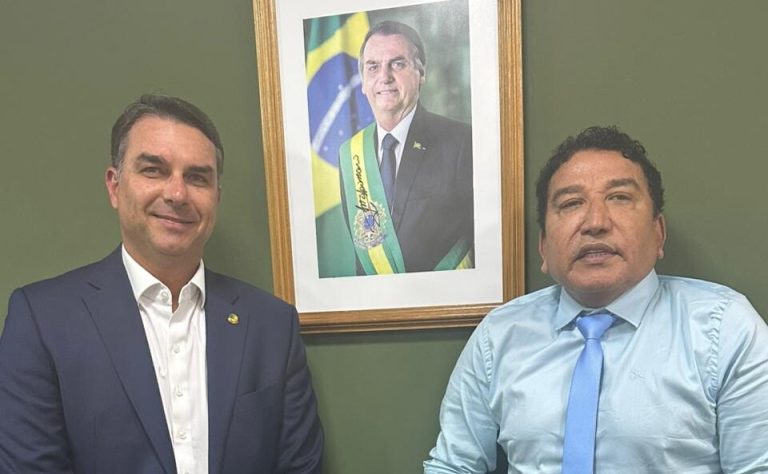 Flávio Bolsonaro participa de encontro em Vitória