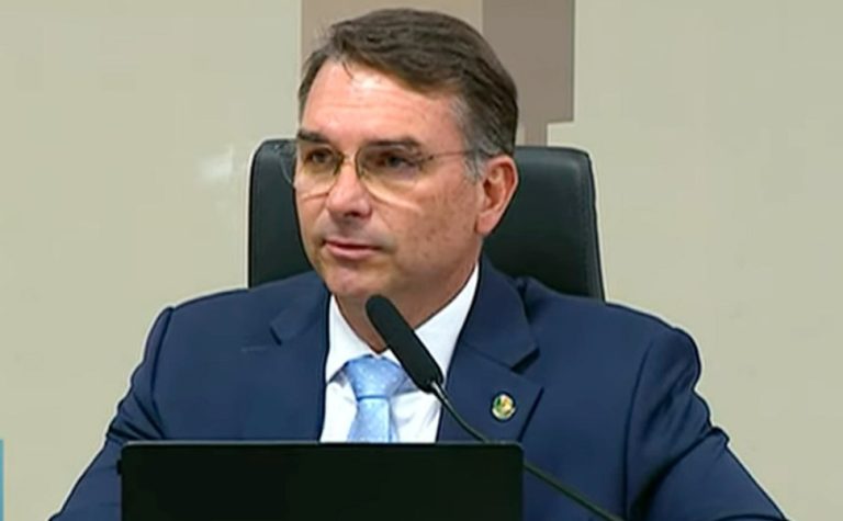 Flávio Bolsonaro volta a defender ação dos EUA sobre PCC e evita desgaste com Pix