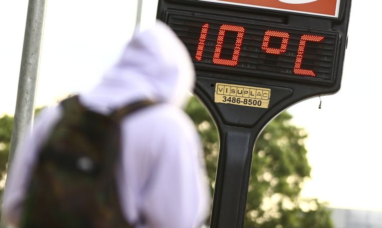 Frio sobrecarrega coração e aumenta risco de infarto e AVC; saiba como se proteger