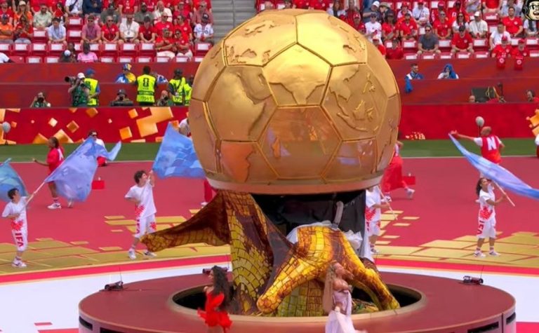 Gafe com taça gigante marca a cerimônia de abertura da Copa do Mundo no Canadá