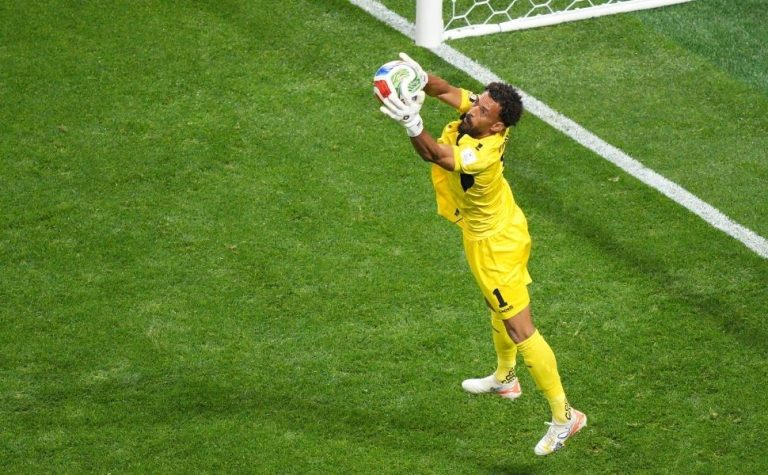 Goleiro Vozinha e ferrolho de Cabo Verde seguram a poderosa Espanha