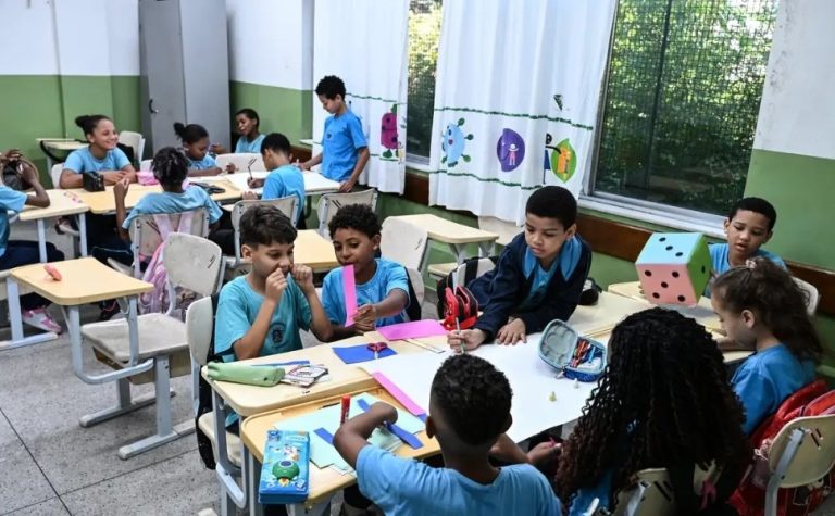 Governo fixa em R$ 5,1 mil novo piso nacional do magistério