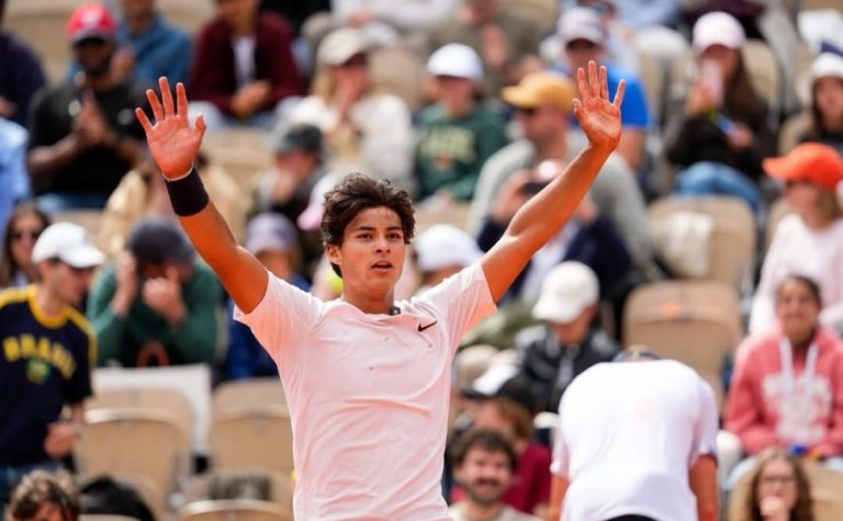 Guto atropela e conquista título inédito para o Brasil em Roland Garros