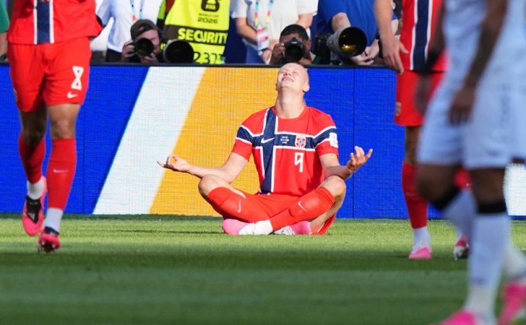 Haaland brilha em duelo de artilheiros, faz dois e comanda goleada da Noruega