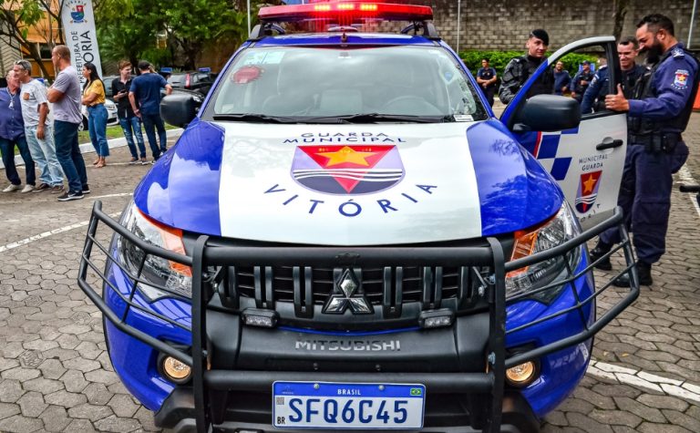 Homem pede para ser preso e tenta depredar veículo durante procissão em Vitória