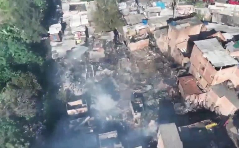 Incêndio destrói 150 casas em comunidade na zona sul de São Paulo