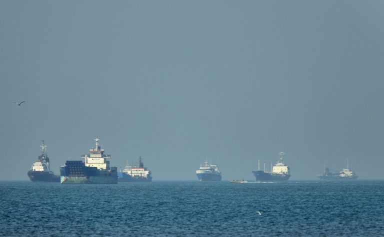 Irã anuncia fechamento do Estreito de Hormuz após ataques de Israel ao Líbano