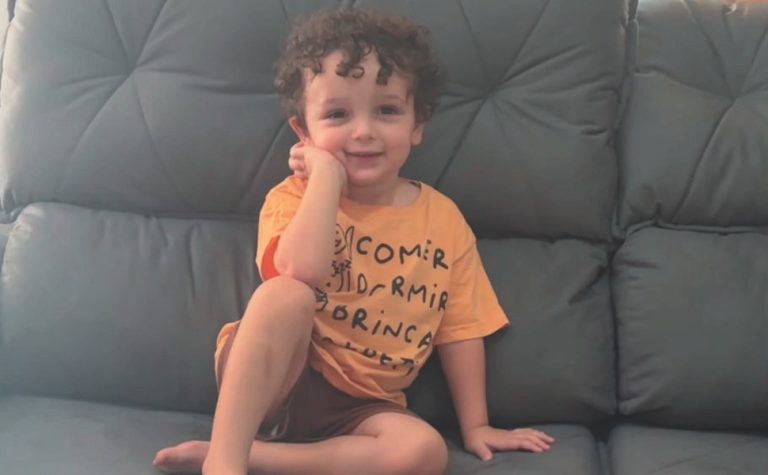 “Levei um susto”, diz mãe de menino que (sozinho) comprou sofá pela internet