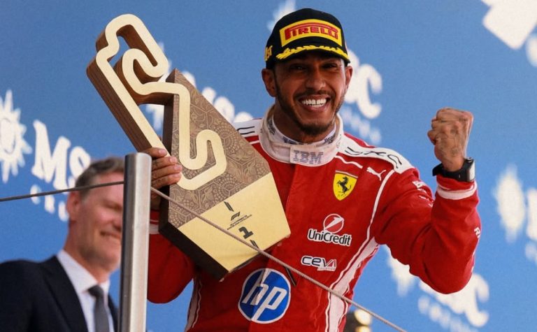 Lewis Hamilton faz tática agressiva e vence pela primeira vez com a Ferrari