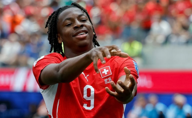Manzambi sai do banco, faz dois gols, e Suíça vence a Bósnia e desencanta na Copa