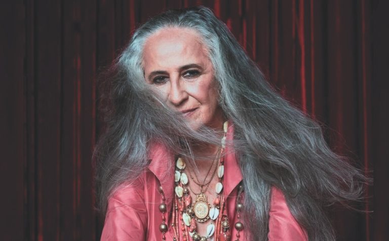 Maria Bethânia em grandes versões
