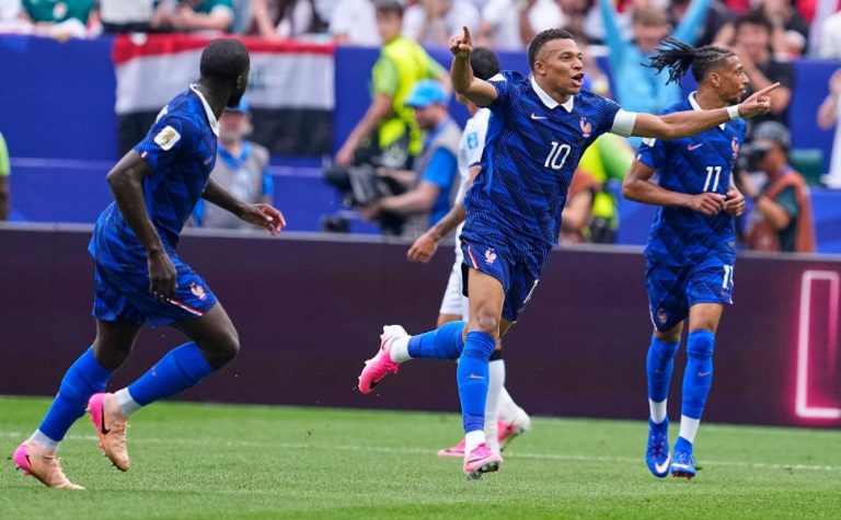 Mbappé classifica a França à 2ª fase da Copa e continua à caça de Messi
