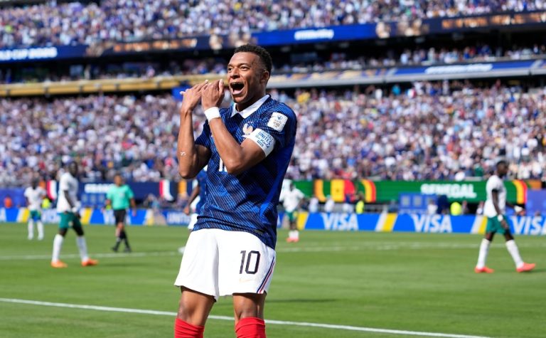 Mbappé destrava jogo duro, passa Pelé e comanda vitória da França sobre Senegal
