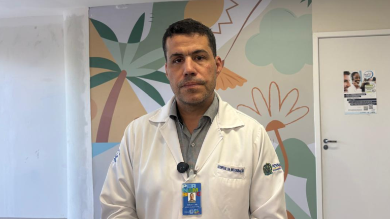 Menino atacado por tubarão tem perna amputada, confirma médico do HR