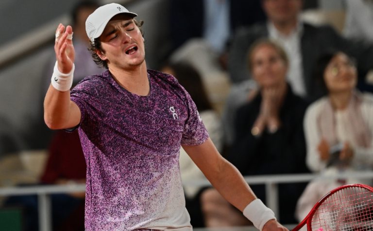 Mensik elimina Fonseca nas quartas de Roland Garros após batalha no terceiro set