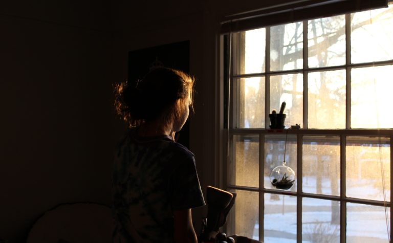 “Minha filha parou de andar”, diz mãe de adolescente internada por ansiedade
