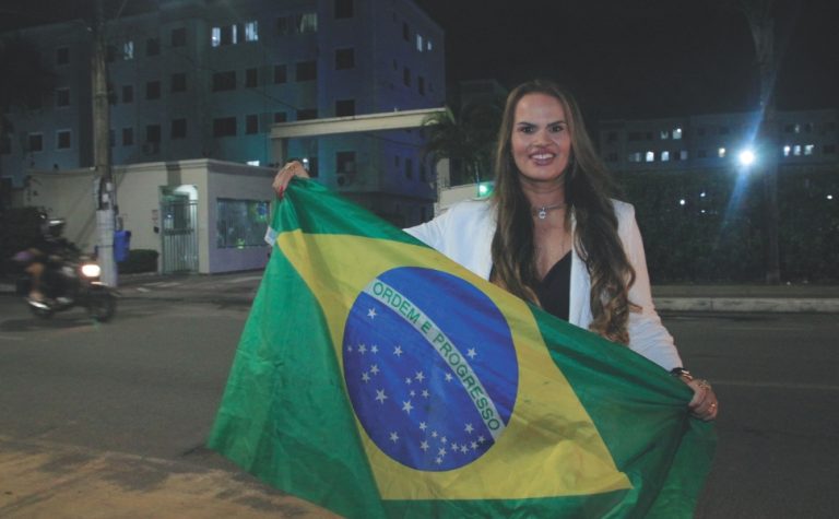 Moradores de condomínio no ES multados por colocar bandeira do Brasil na janela