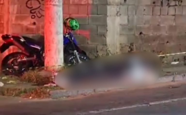 VÍDEO | Motociclista morre após colidir com moto e bater em muro em Cariacica