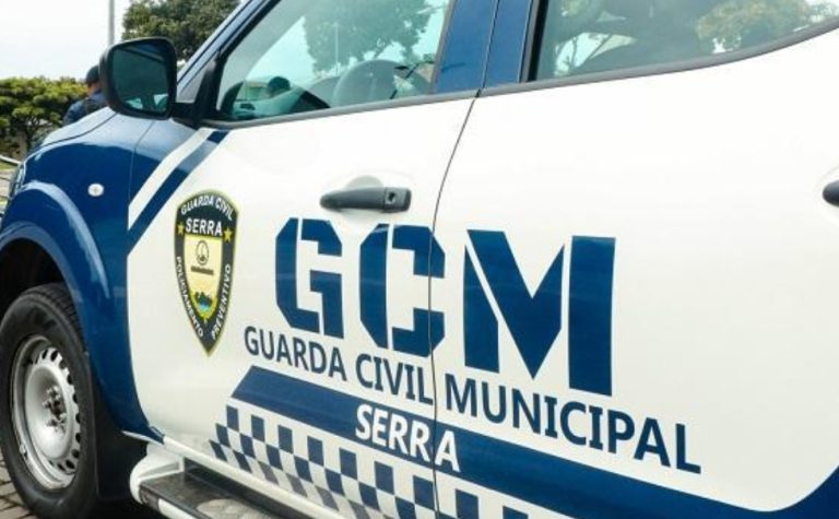 Motorista de aplicativo bate em viatura durante sequestro na Serra