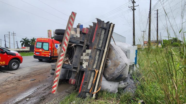 Motorista de caminhão morre após bater em carreta parada fora da via na BR-101