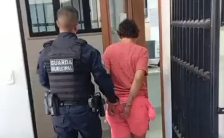 Mulher ataca guardas municipais e é detida com pinos de cocaína em Vitória
