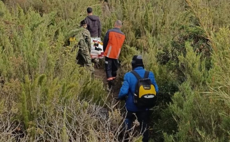 Mulher é resgatada após torcer o pé durante trilha no Pico da Bandeira