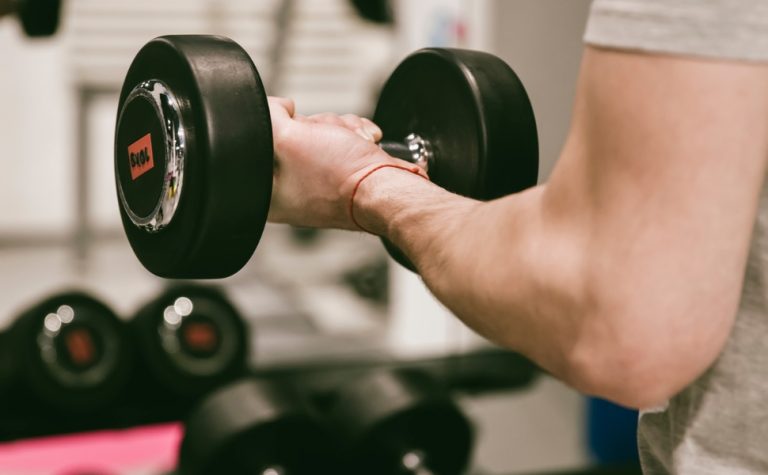 Musculação ajuda a prevenir Alzheimer e melhora independência de pacientes