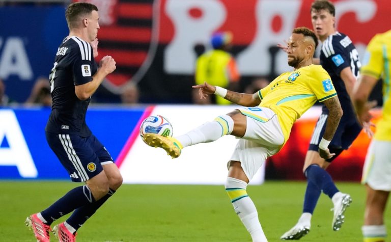 Neymar se emociona com filhos após estrear em sua quarta Copa