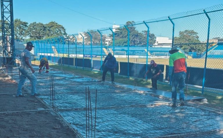 Obras de arquibancada no Estádio Salvador Costa avançam