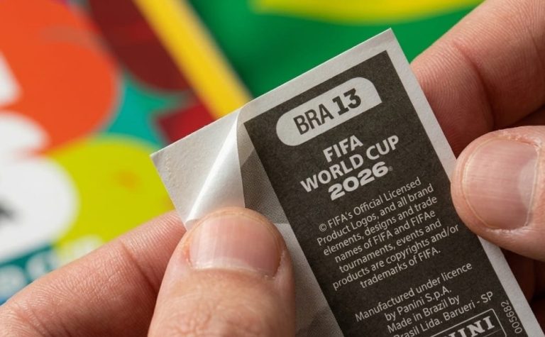 Onde descartar o papel em que a figurinha da Copa vem colada?