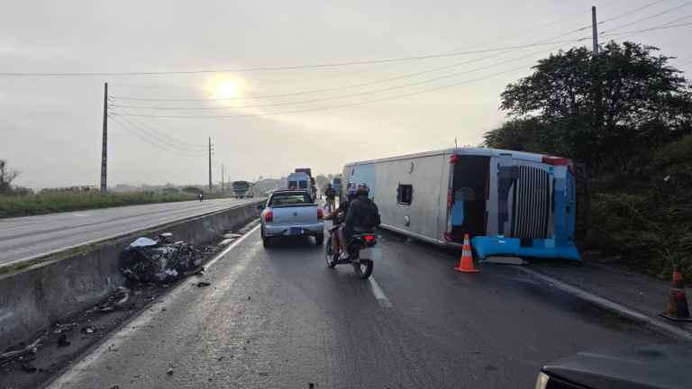 Ônibus tomba na BR-232 e deixa 16 feridos em Caruaru
