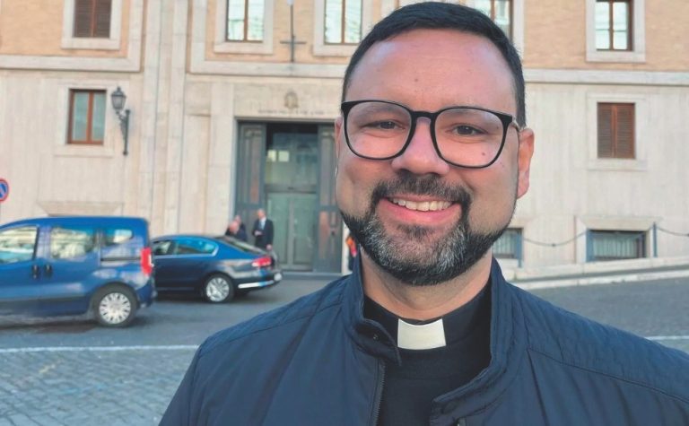 Padre capixaba entra para a elite mundial da liturgia católica