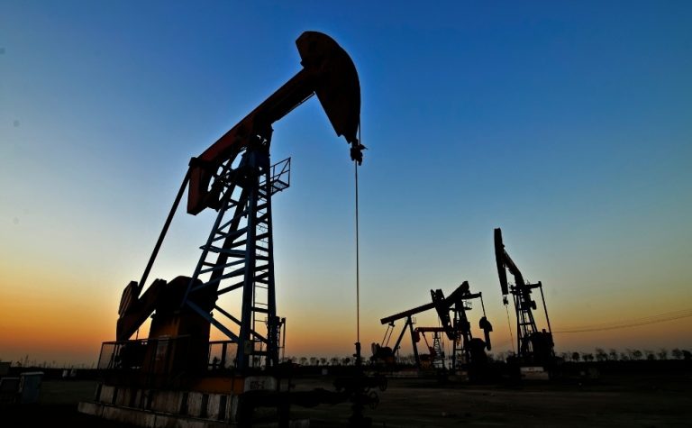 Preço do petróleo sobe 2% com volta de ataques entre EUA e Irã