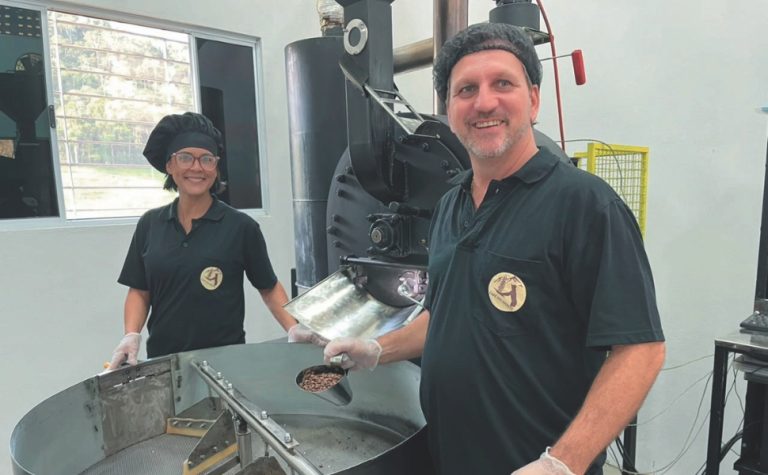Professor inova e consegue patente após construir forno para torrar café