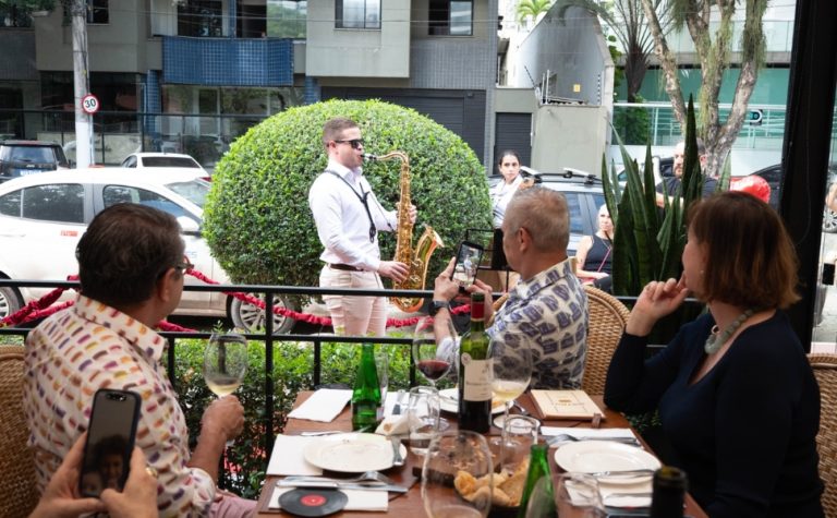 Restaurante celebra cultura da França com música, dança e almoço em Vitória