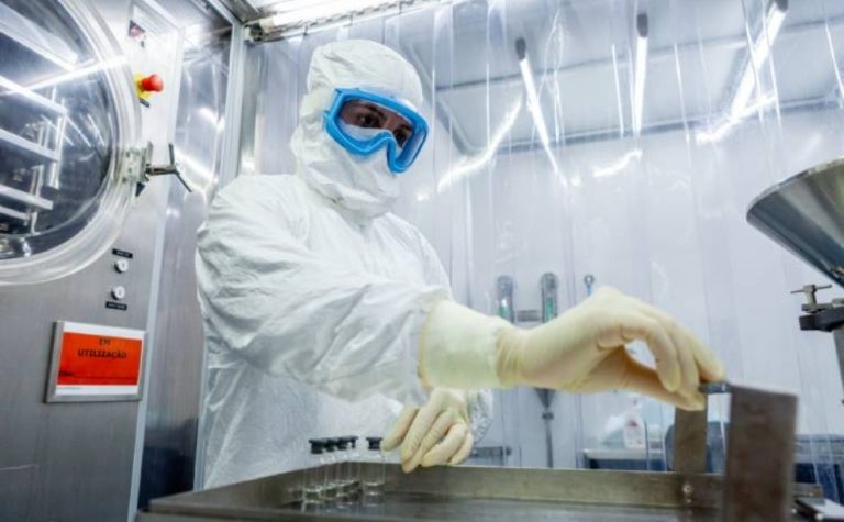 SUS suspende uso de vacina da dengue do Butantan após reações adversas