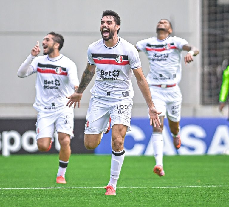 Santa Cruz vence o Brusque com gol nos acréscimos