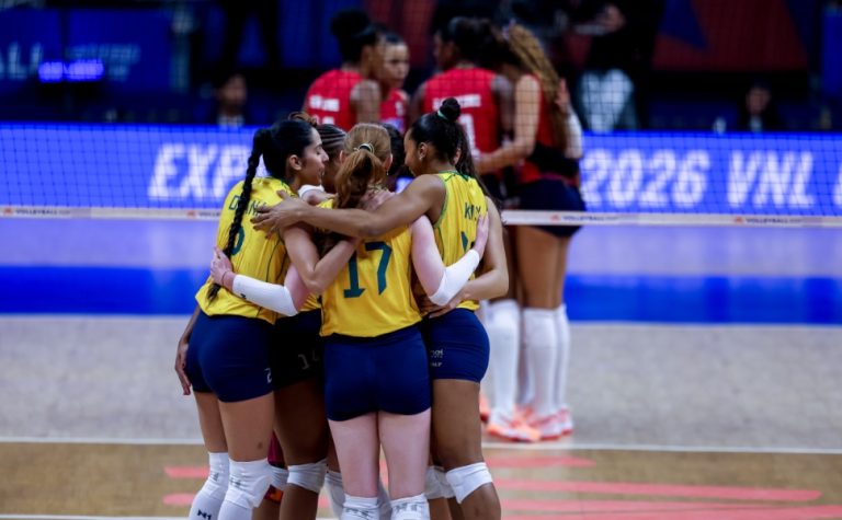 Seleção feminina de vôlei sofre no início, mas vence República Dominicana