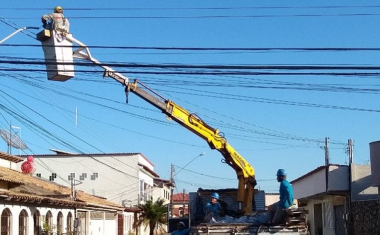 Serra faz operação para retirar cabos e organizar postes neste domingo