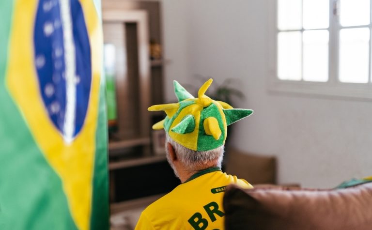 Servidores federais terão expediente especial em dias de jogos do Brasil; entenda