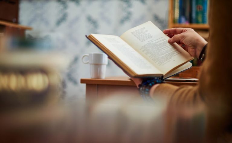 Sorteio de livros de romance e fantasia para assinantes de A Tribuna