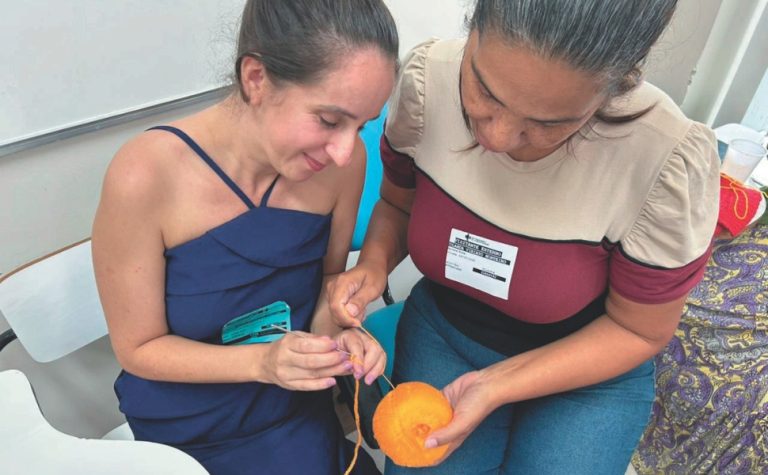 Tricô vira apoio para mães com filhos na UTI