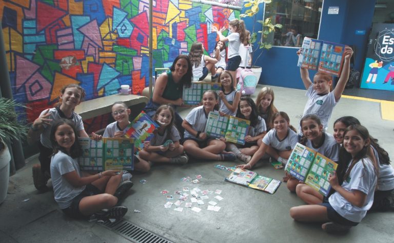 Troca de figurinhas muda rotina do recreio das escolas