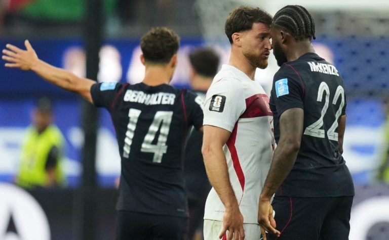 Turquia marca no último lance, vence os EUA e se despede da Copa com vitória