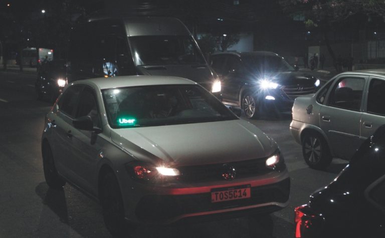 Uso de LED em painéis de carro pode dar multa de R$ 195