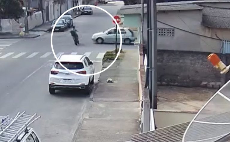 VÍDEO: adolescente de bicicleta elétrica é arremessado em acidente no ES