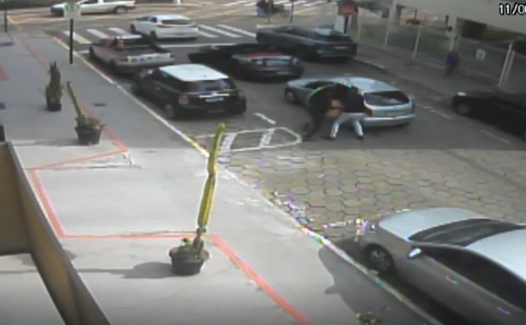 VÍDEO: câmera de prédio flagra sequestro de homem em rua de Jardim Camburi