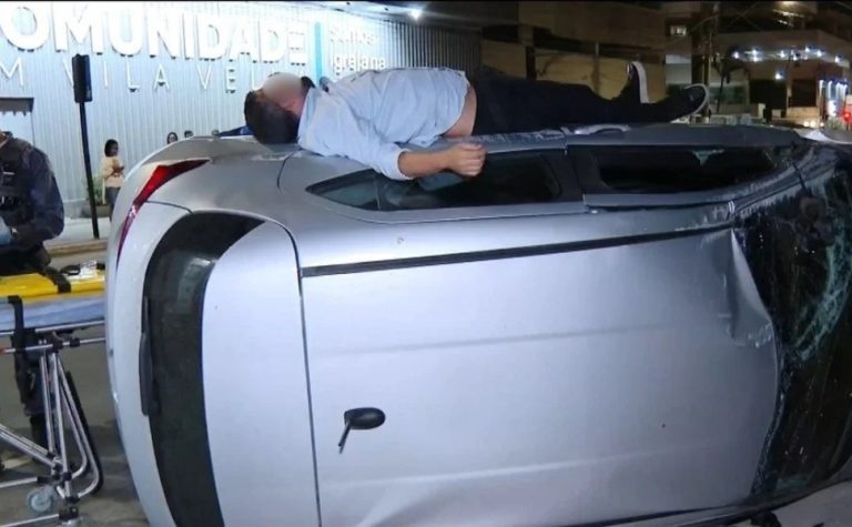 VÍDEO: carro capota, motorista admite consumo de álcool e deita sobre veículo no ES